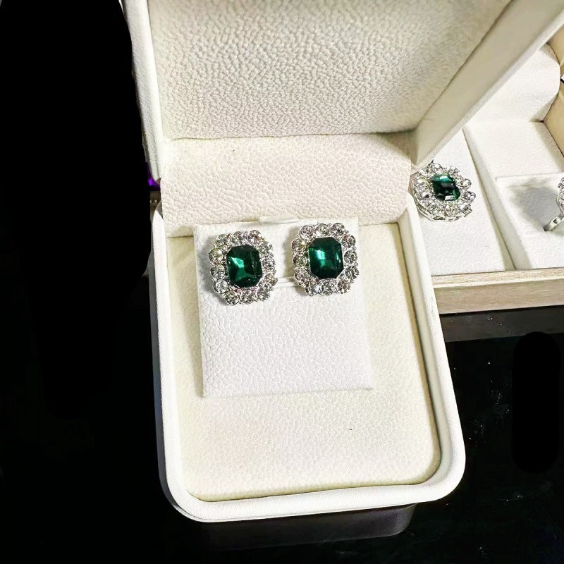 Shine with the Beauty of Emerald Glamour 💎