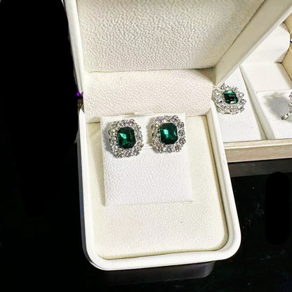 Shine with the Beauty of Emerald Glamour 💎